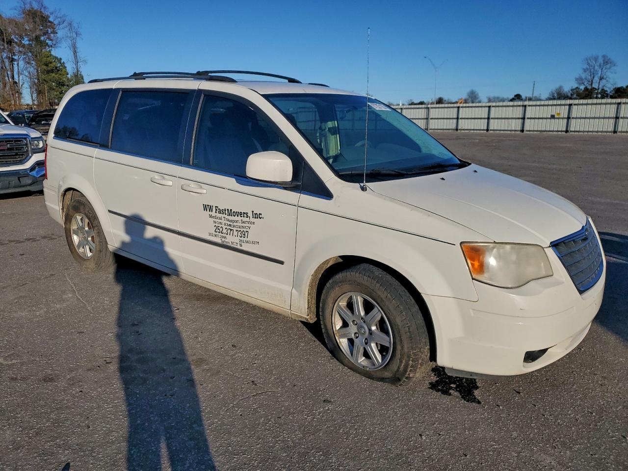 2010 CHRYSLER TOWN & COUNTRY TOURING photo 4