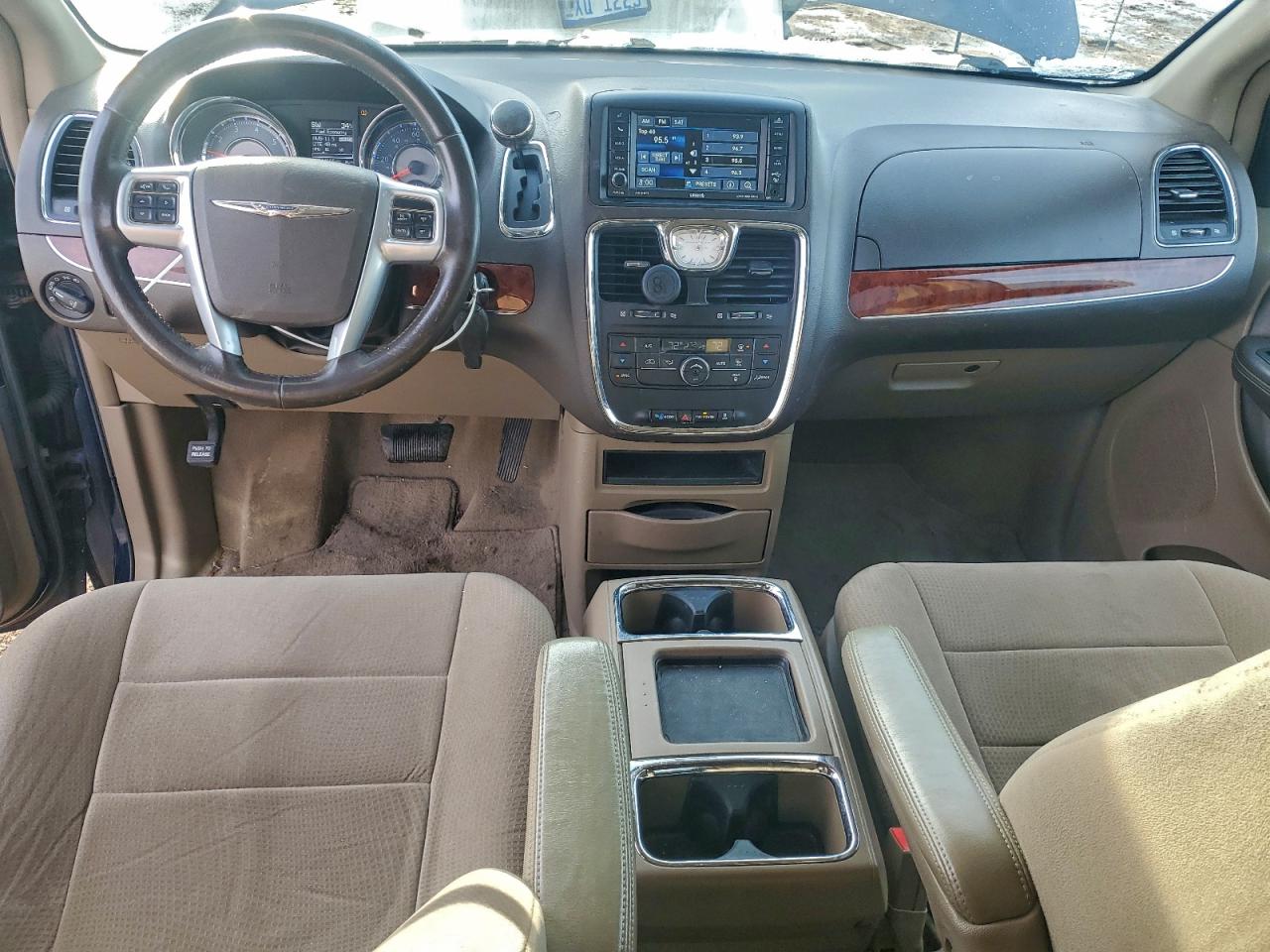 2013 CHRYSLER TOWN & COUNTRY TOURING photo 8