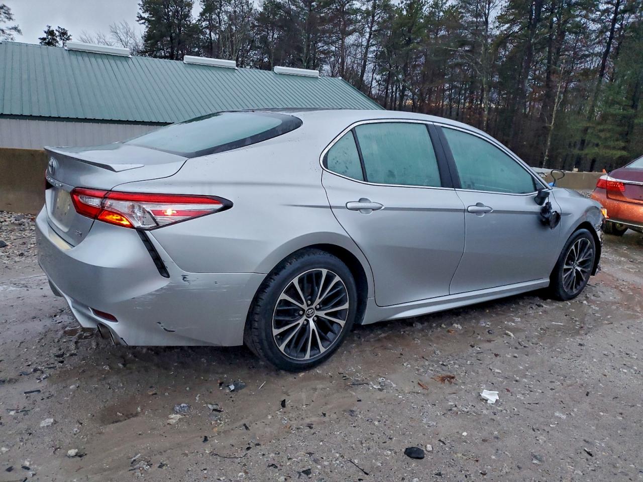 2018 TOYOTA CAMRY L photo 3