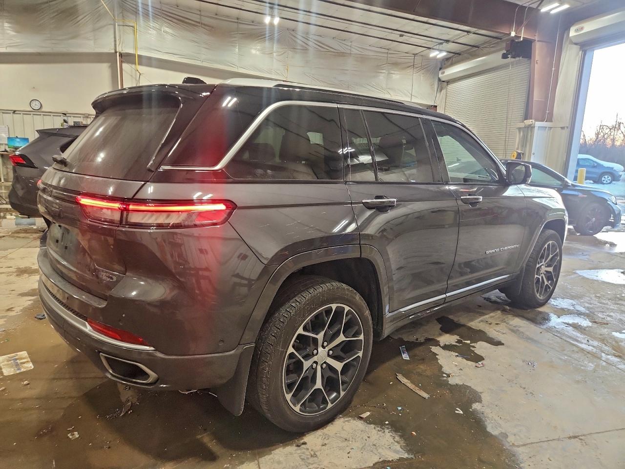 2022 JEEP GRAND CHEROKEE SUMMIT photo 3