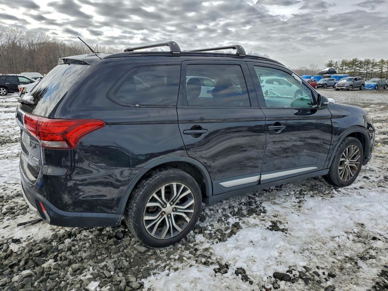 2016 MITSUBISHI OUTLANDER SE photo 3