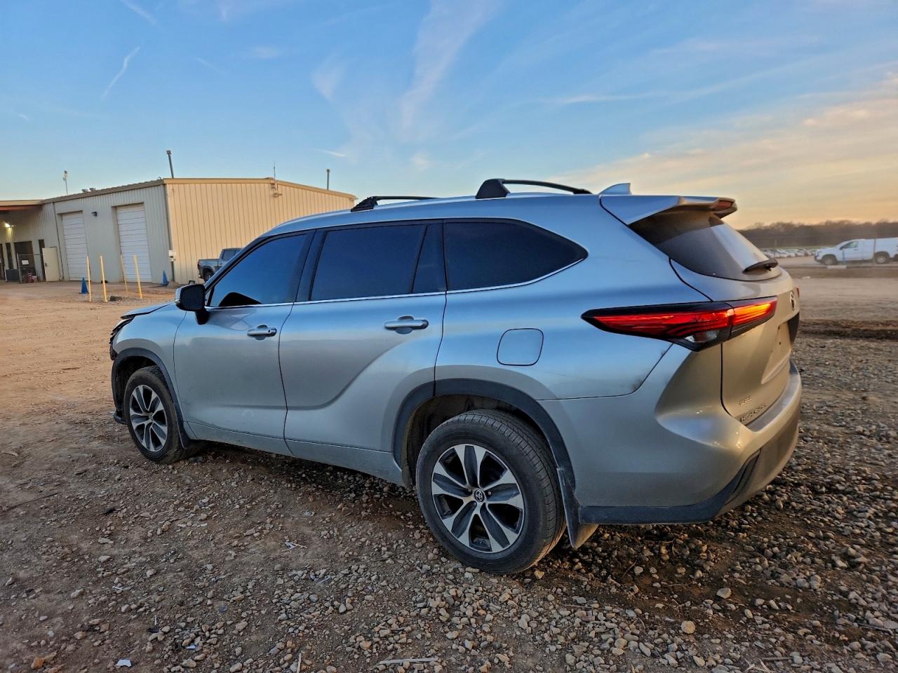 2020 TOYOTA HIGHLANDER XLE photo 2