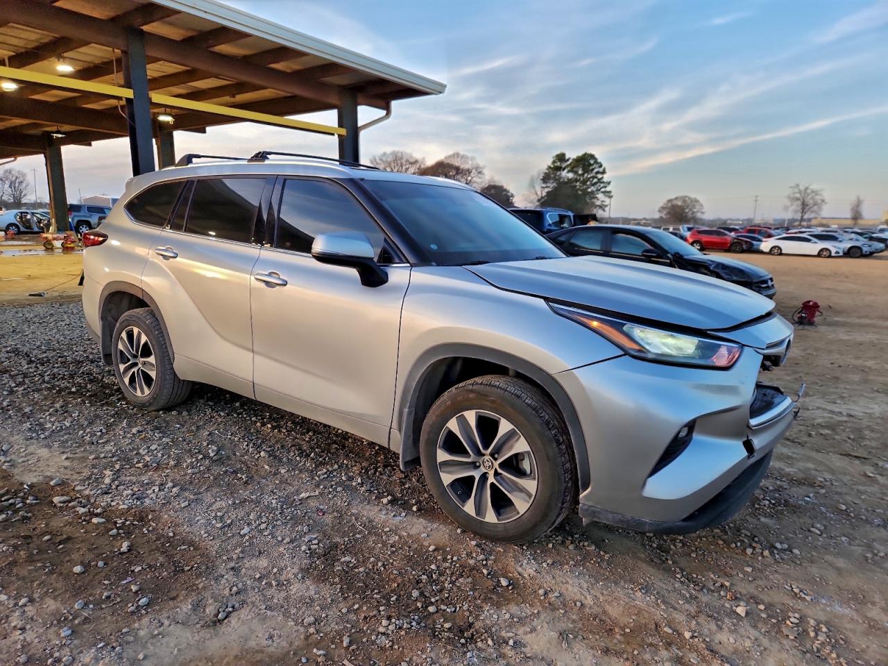 2020 TOYOTA HIGHLANDER XLE photo 4
