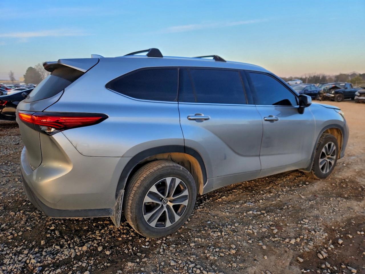 2020 TOYOTA HIGHLANDER XLE photo 3