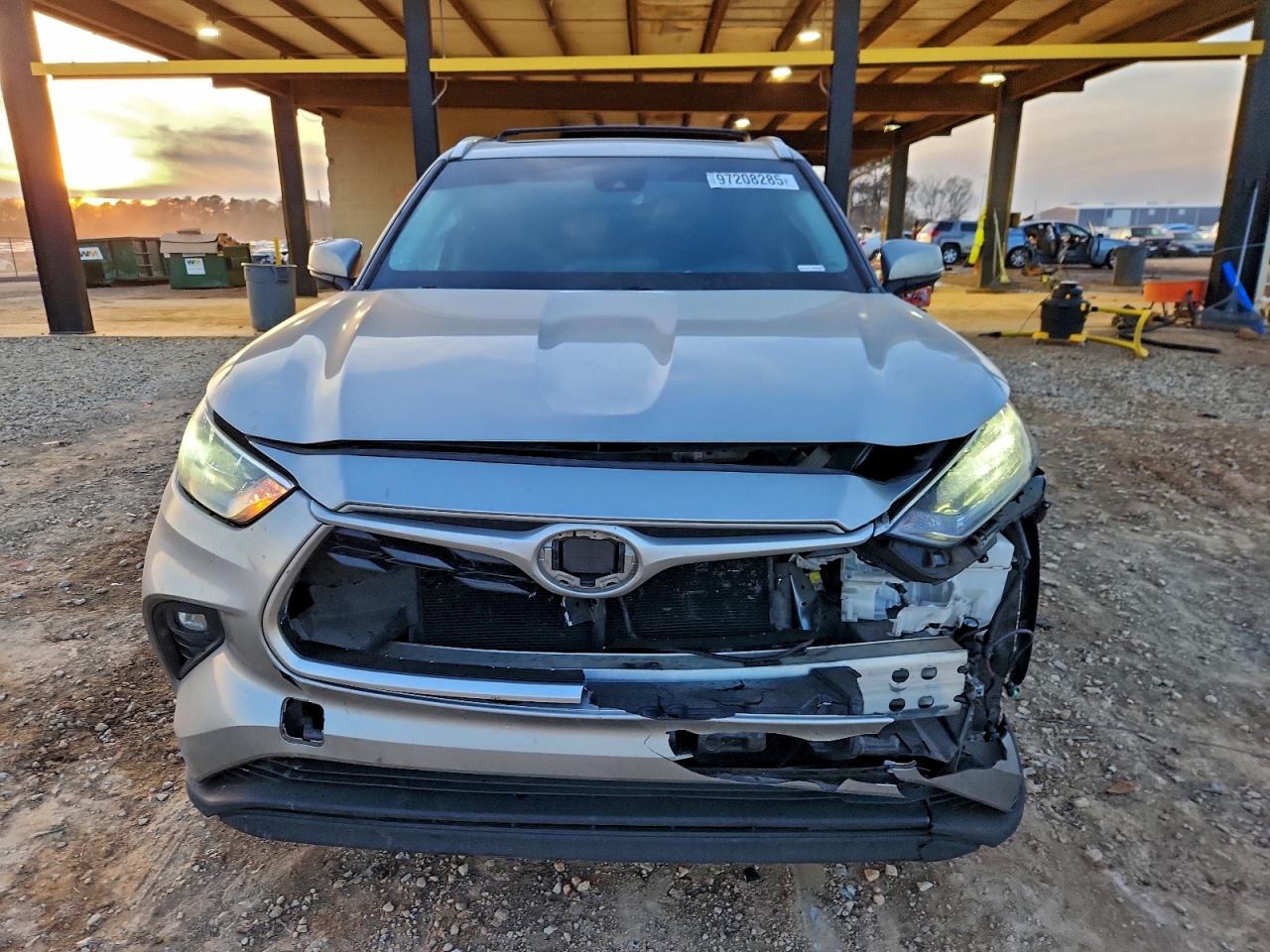 2020 TOYOTA HIGHLANDER XLE photo 5