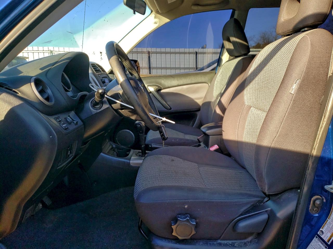 2004 TOYOTA RAV4 photo 7