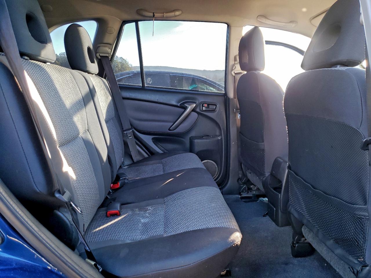 2004 TOYOTA RAV4 photo 11