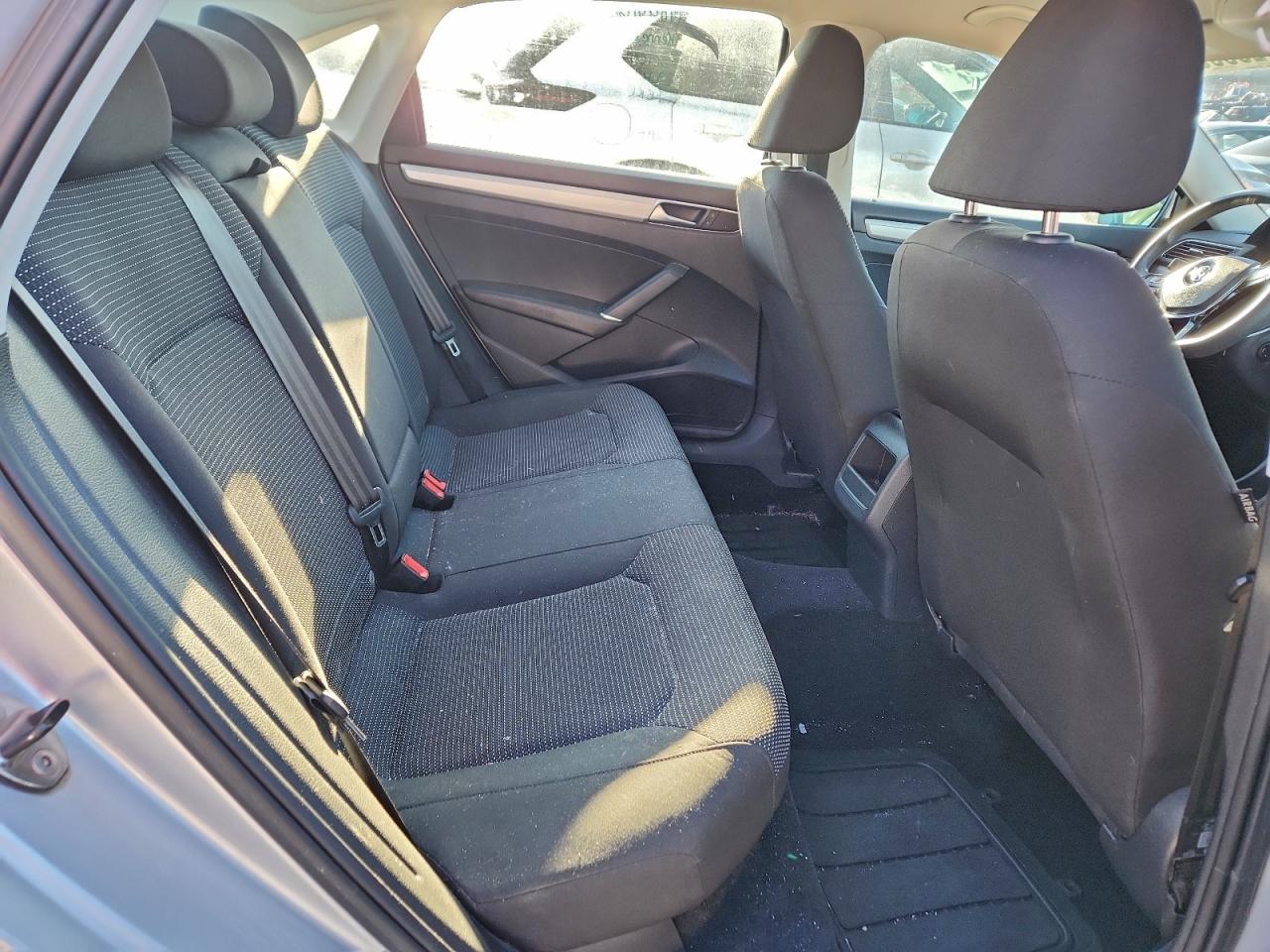 2017 VOLKSWAGEN PASSAT S photo 10