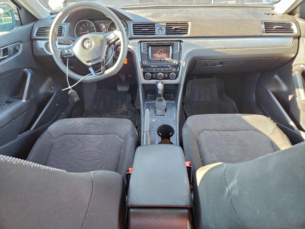 2017 VOLKSWAGEN PASSAT S photo 8