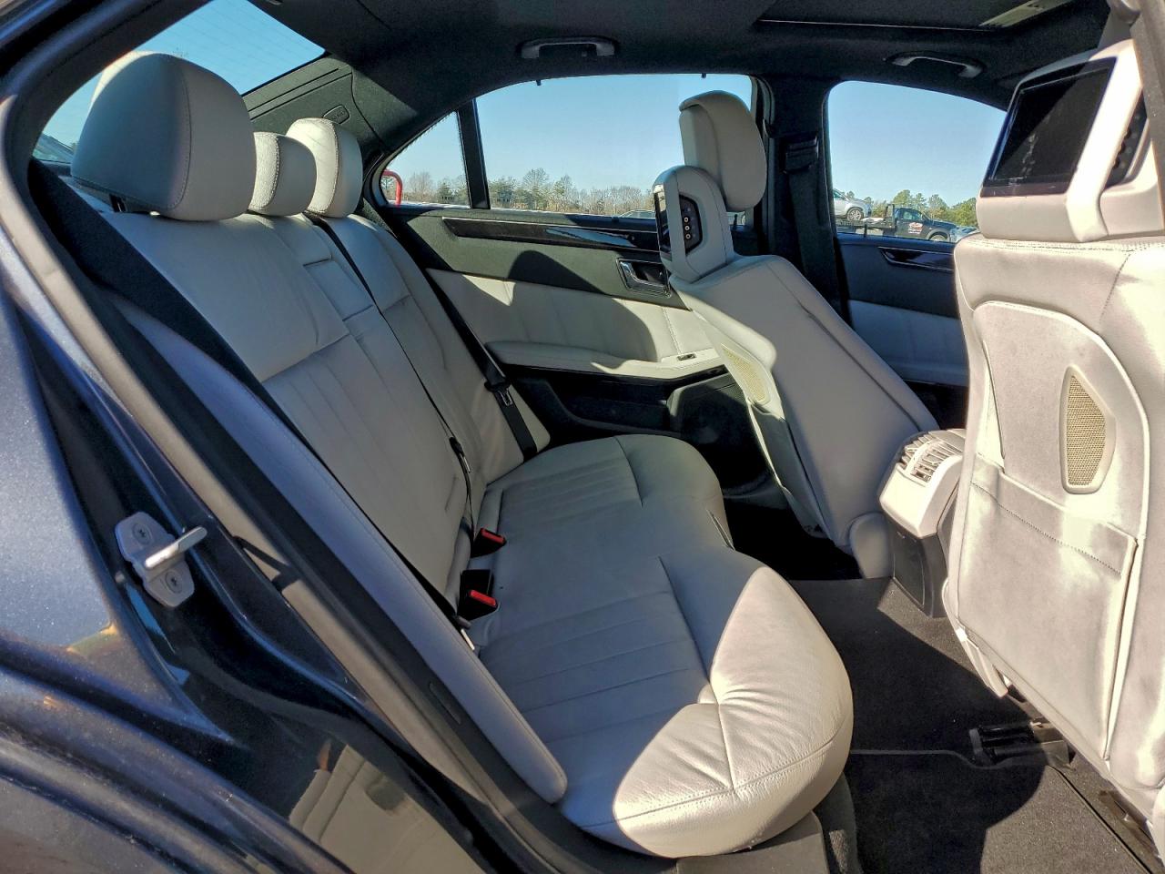 2011 MERCEDES-BENZ E 550 4MATIC photo 10