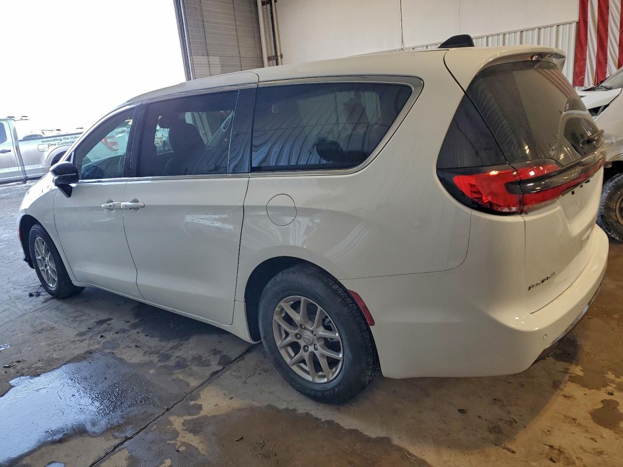 2026 CHRYSLER PACIFICA SELECT photo 2