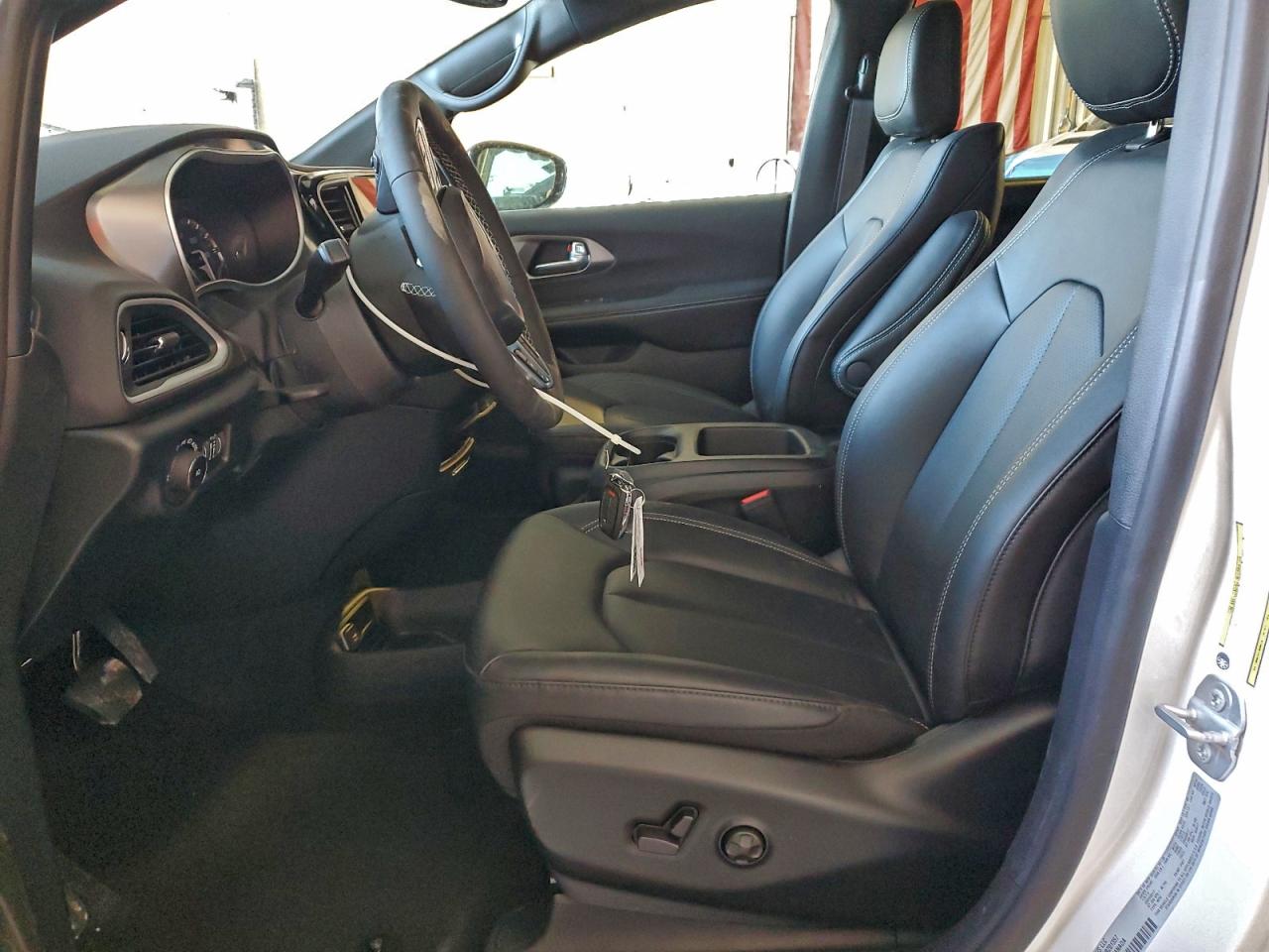 2026 CHRYSLER PACIFICA SELECT photo 7