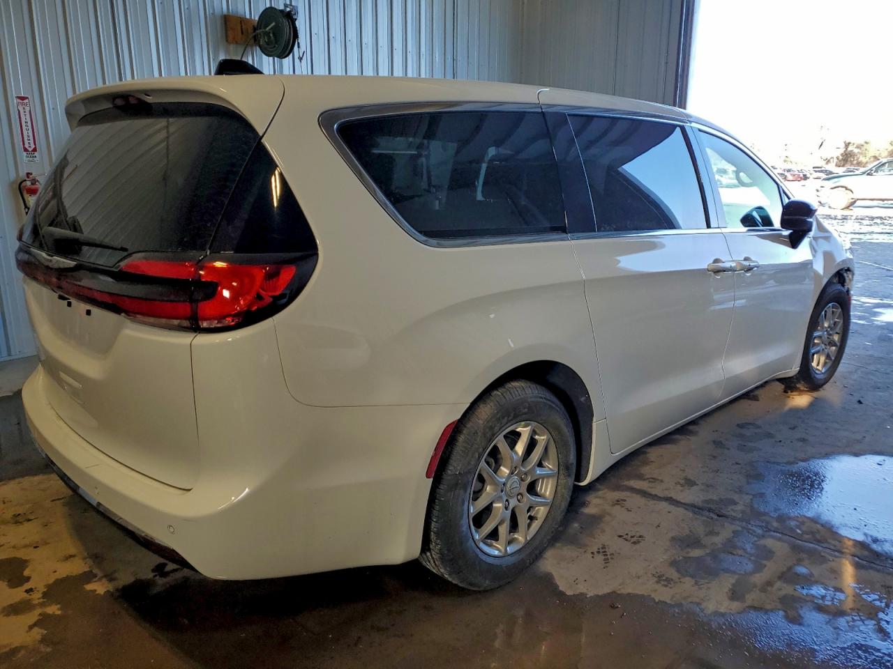 2026 CHRYSLER PACIFICA SELECT photo 3