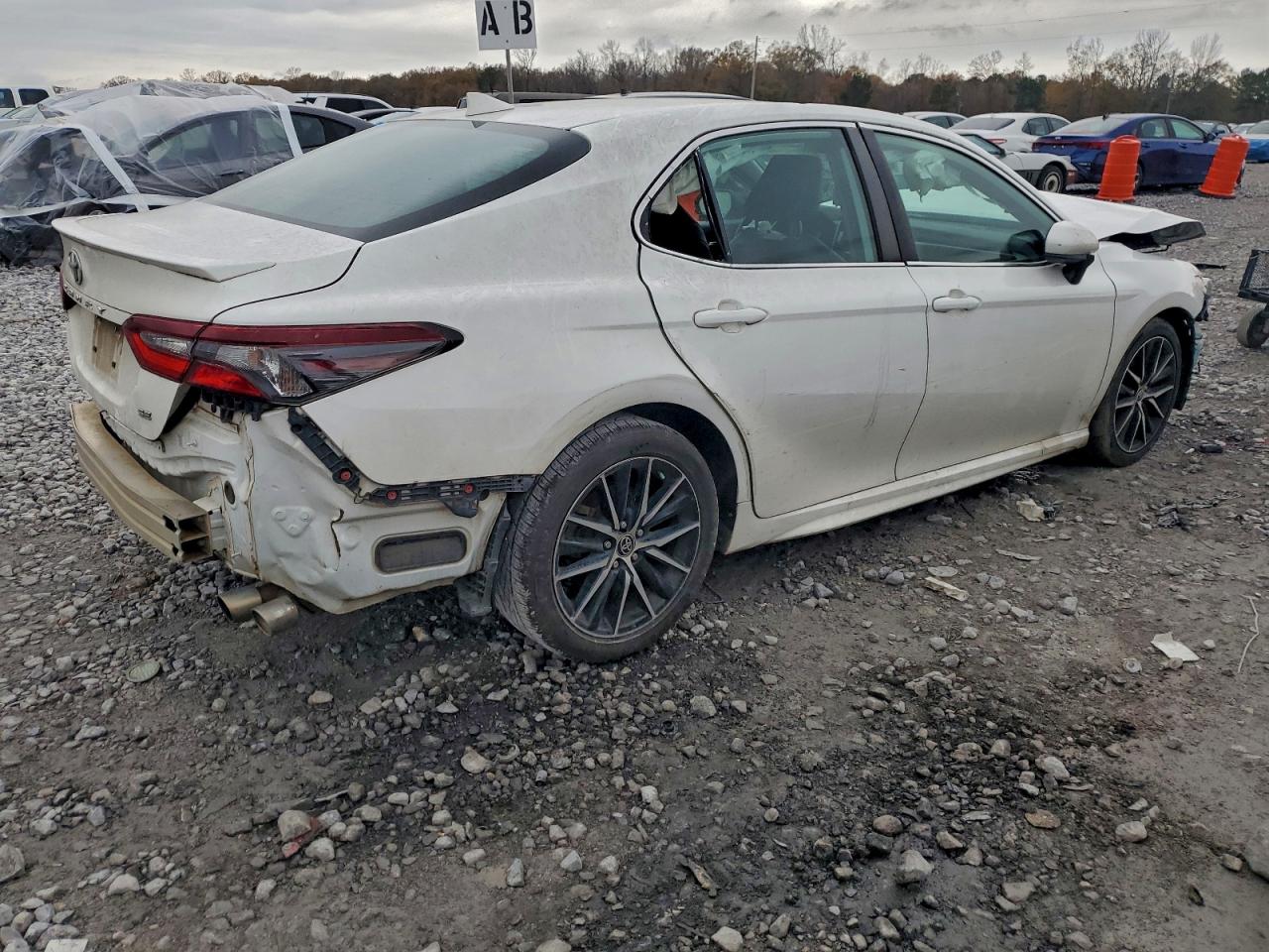 2021 TOYOTA CAMRY SE photo 3