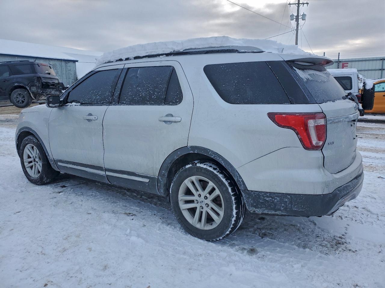 2017 FORD EXPLORER XLT photo 3
