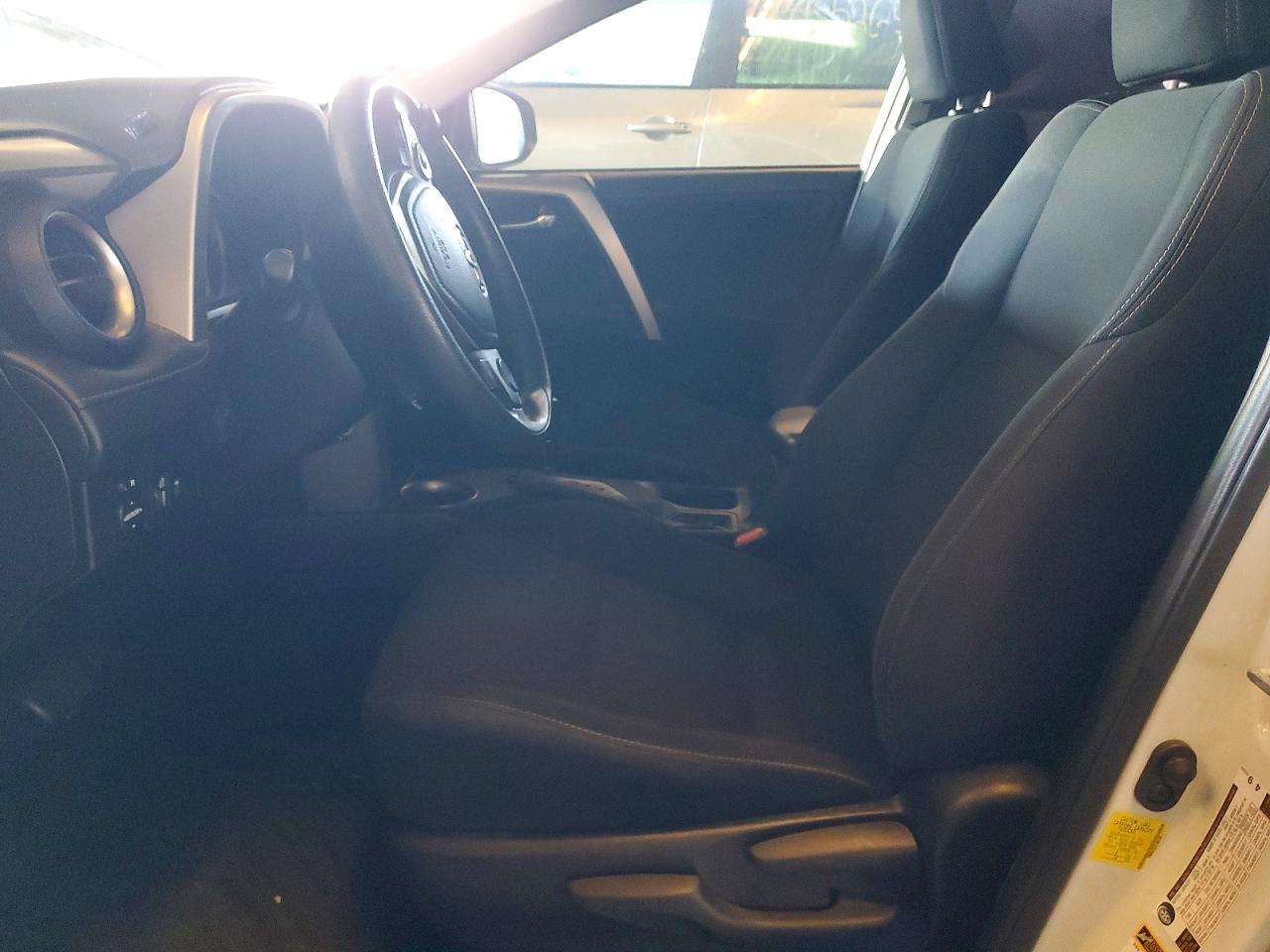 2015 TOYOTA RAV4 XLE photo 7