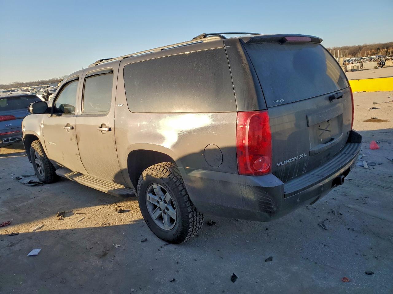 2010 GMC YUKON XL K1500 SLT photo 3