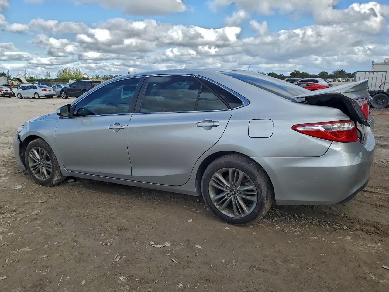 2017 TOYOTA CAMRY LE photo 5