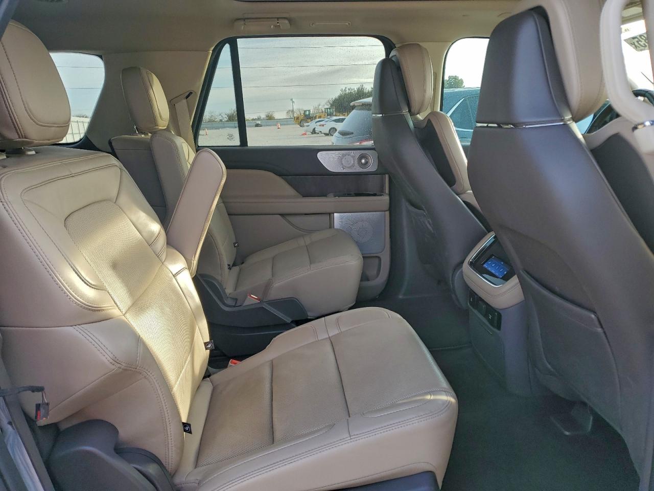 2024 LINCOLN NAVIGATOR L RESERVE photo 11