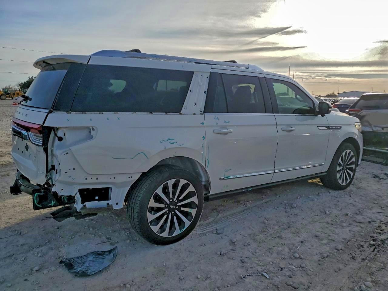 2024 LINCOLN NAVIGATOR L RESERVE photo 3