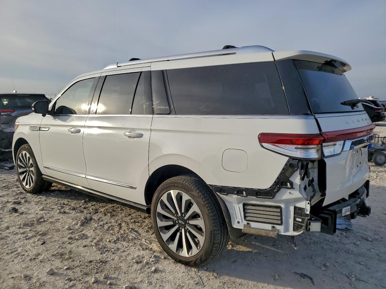 2024 LINCOLN NAVIGATOR L RESERVE photo 2