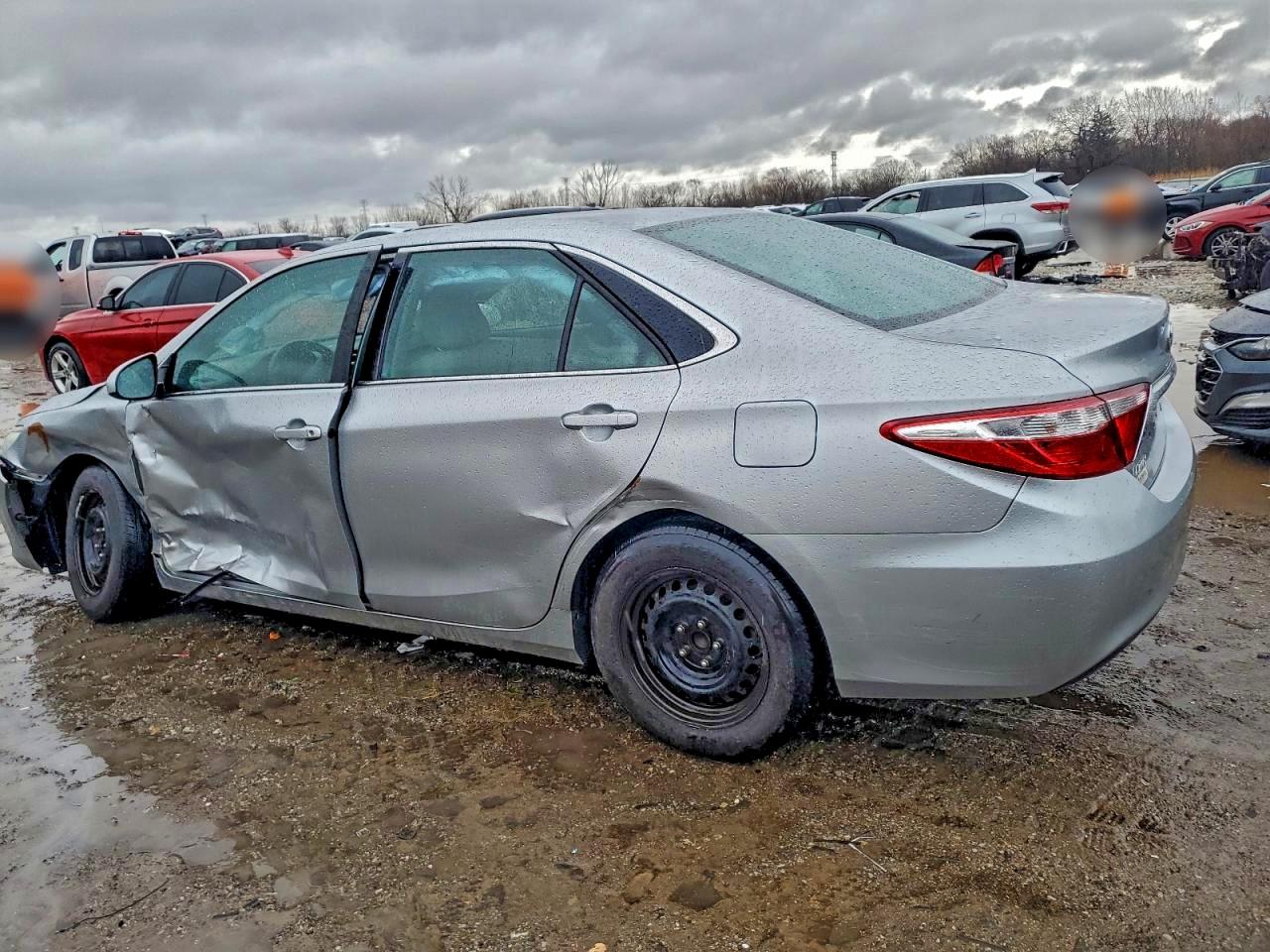 2015 TOYOTA CAMRY LE photo 3