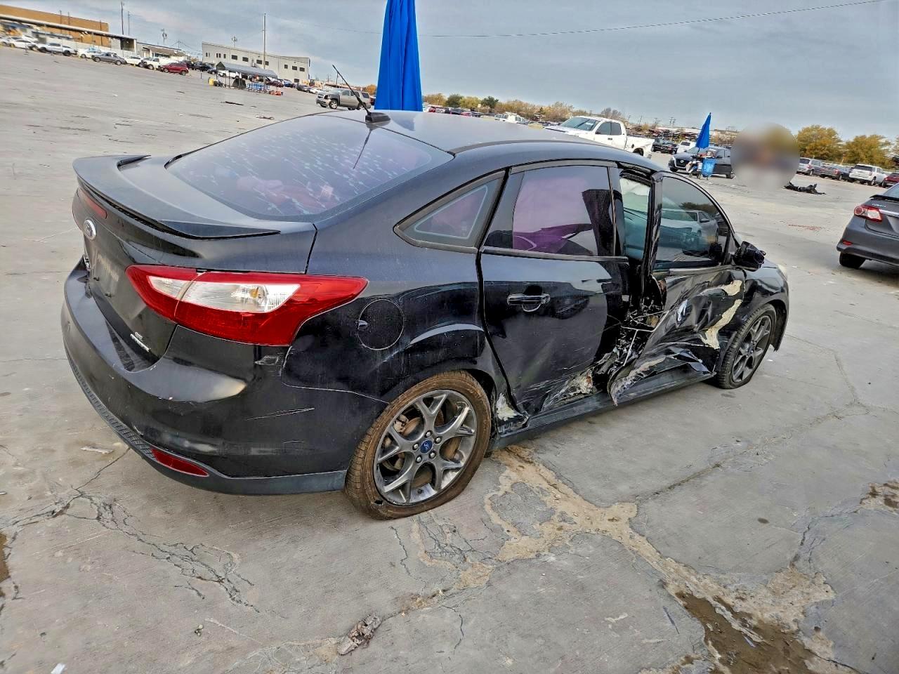 2014 FORD FOCUS SE photo 3