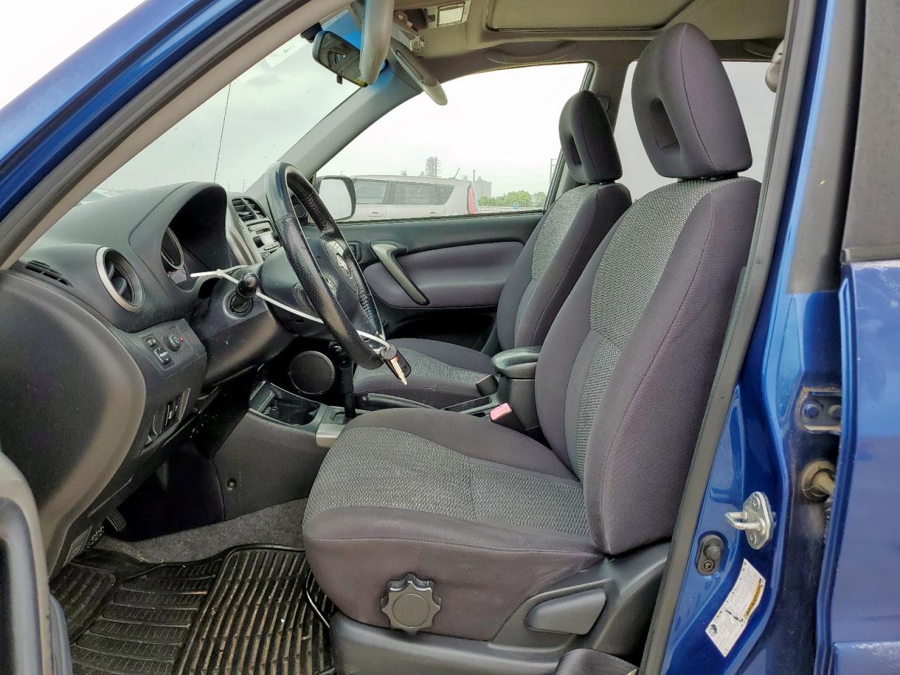 2004 TOYOTA RAV4 photo 13