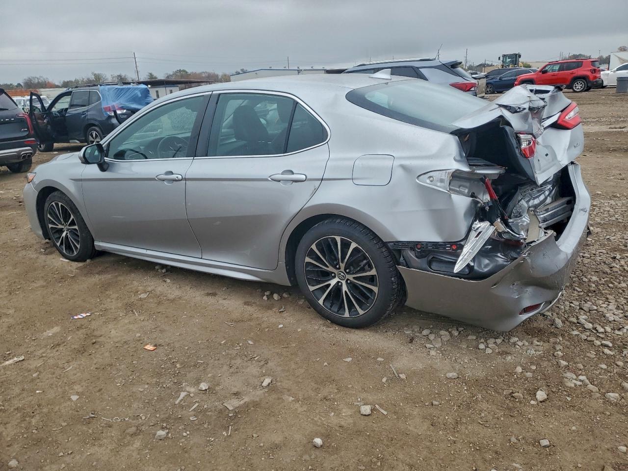 2020 TOYOTA CAMRY SE photo 3