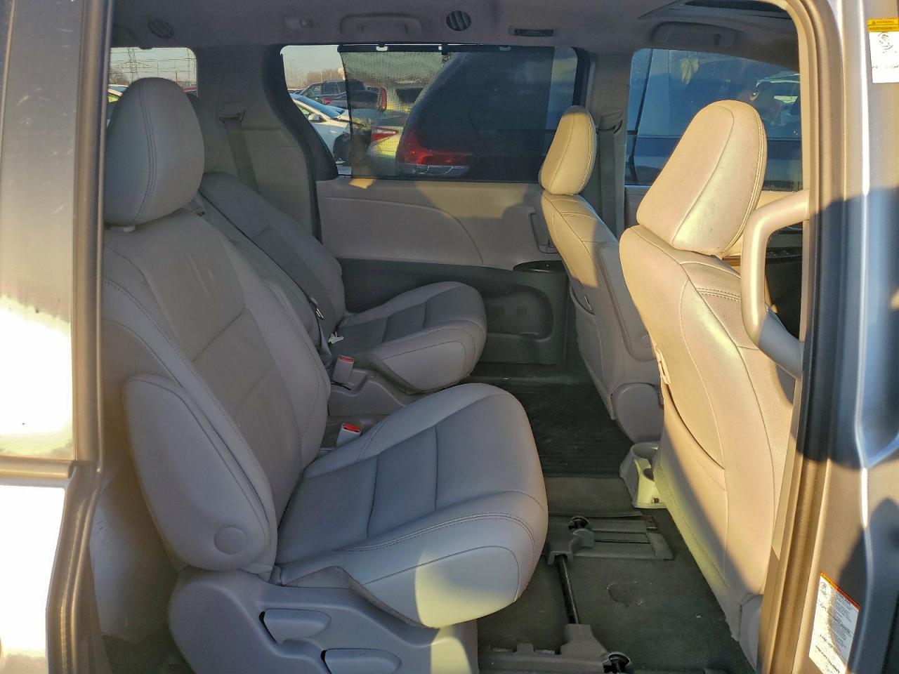 2015 TOYOTA SIENNA XLE photo 11