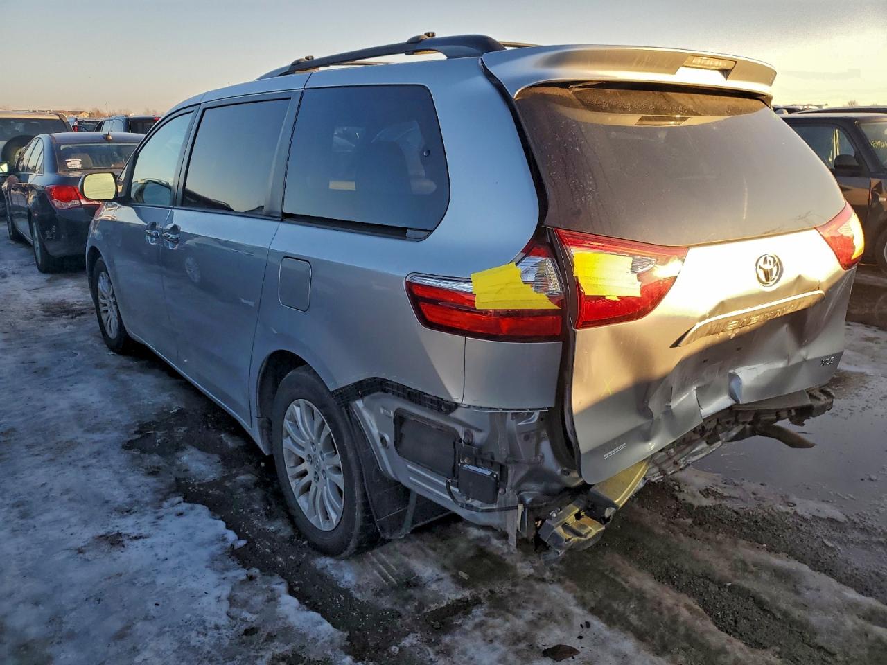2015 TOYOTA SIENNA XLE photo 2