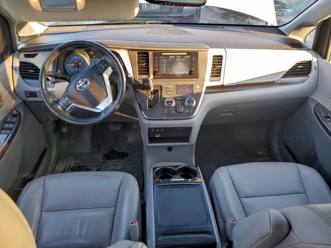 2015 TOYOTA SIENNA XLE photo 8