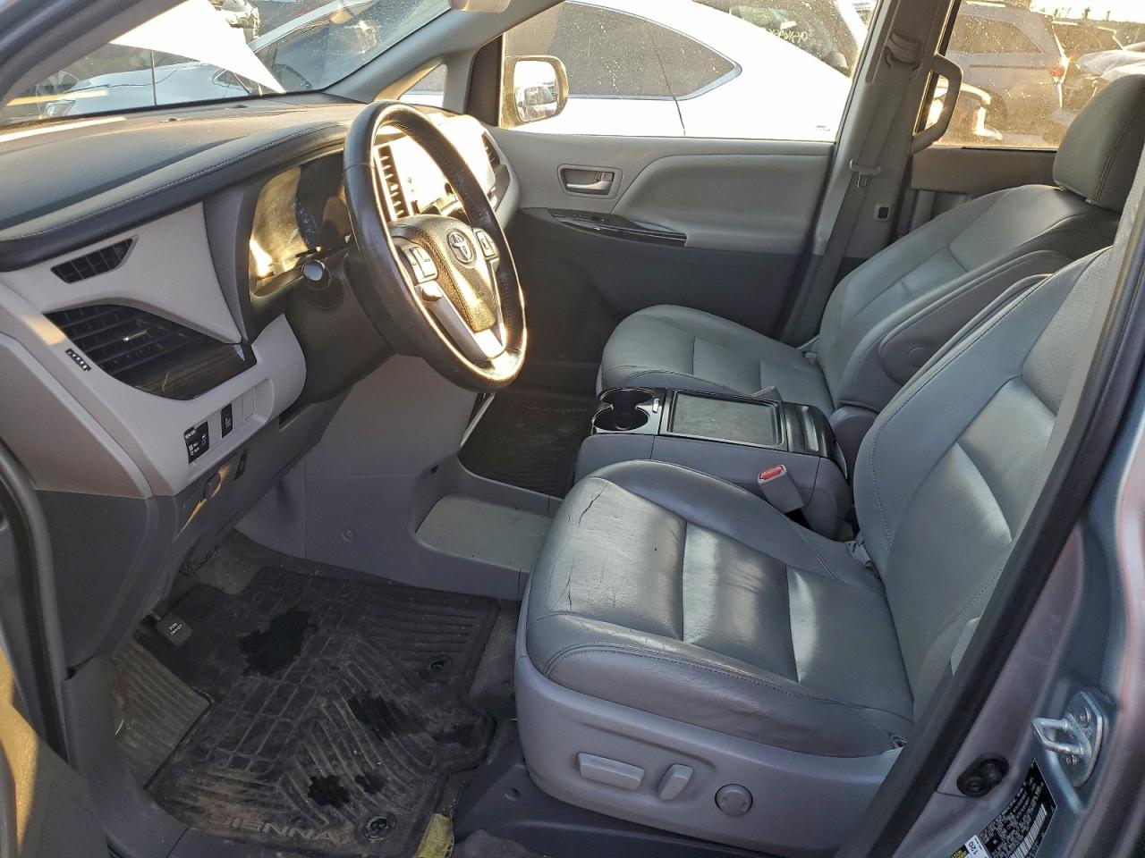 2015 TOYOTA SIENNA XLE photo 7