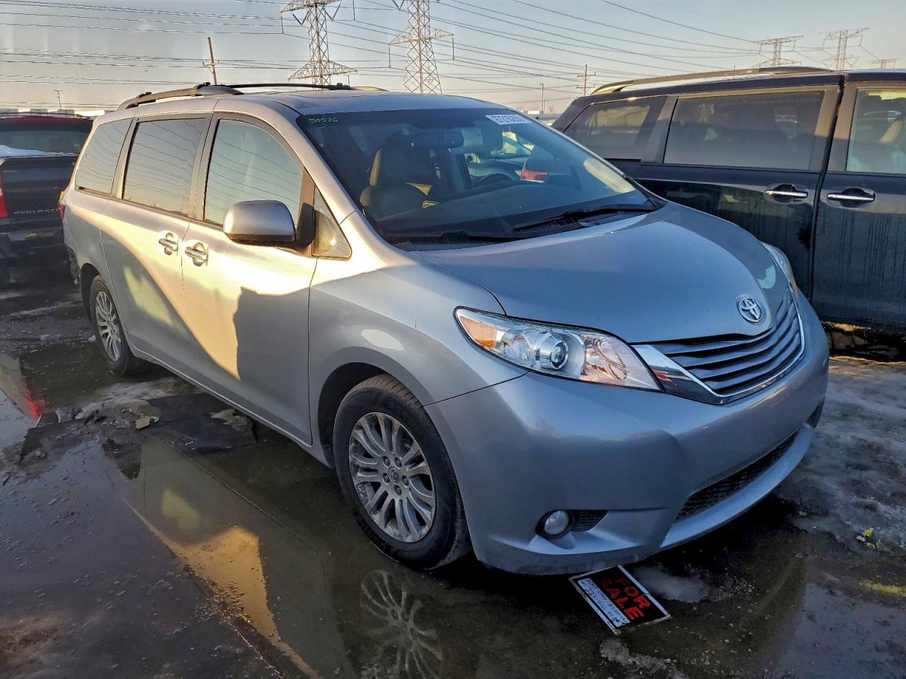 2015 TOYOTA SIENNA XLE photo 4
