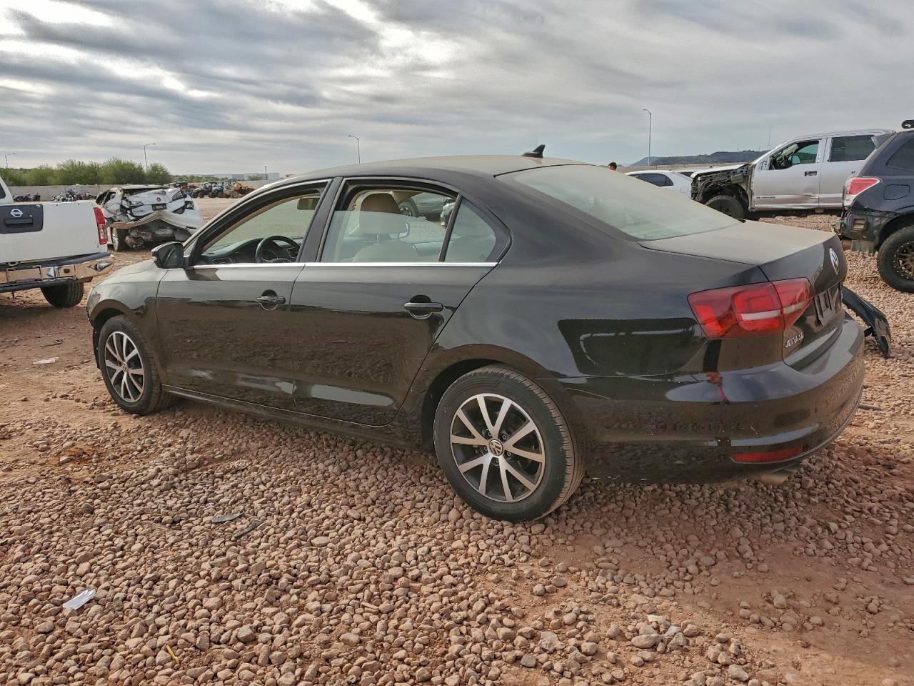 2017 VOLKSWAGEN JETTA SE photo 2