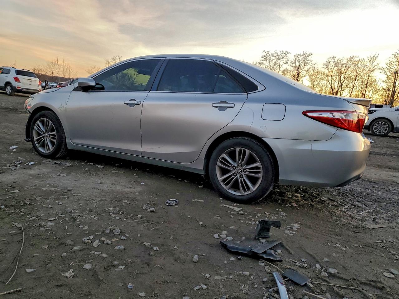2016 TOYOTA CAMRY LE photo 3