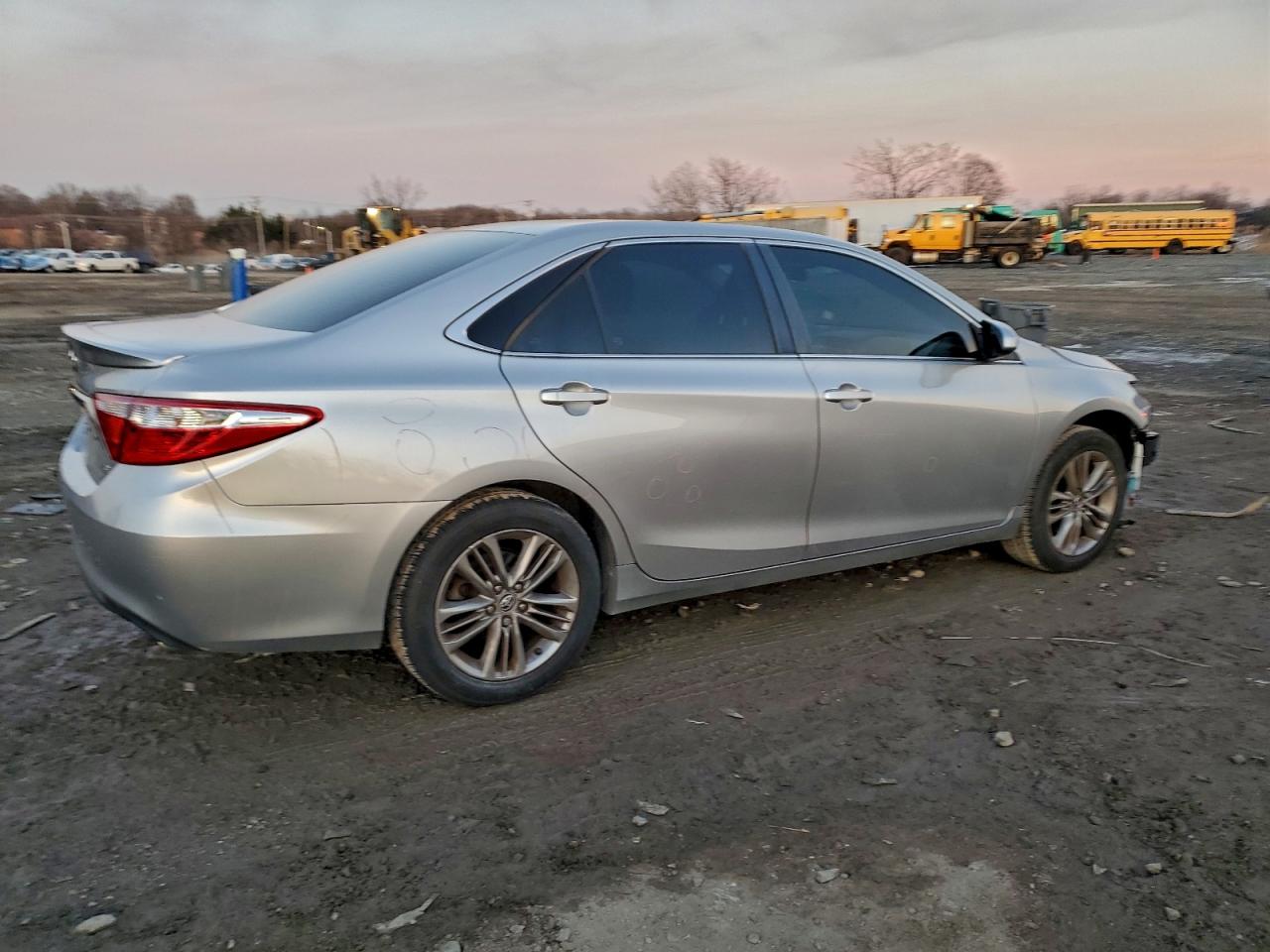 2016 TOYOTA CAMRY LE photo 5