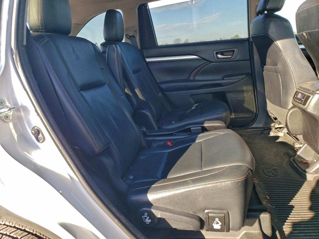 2018 TOYOTA HIGHLANDER SE photo 31