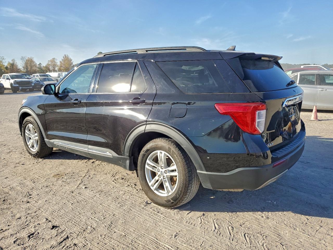 2023 FORD EXPLORER XLT photo 3