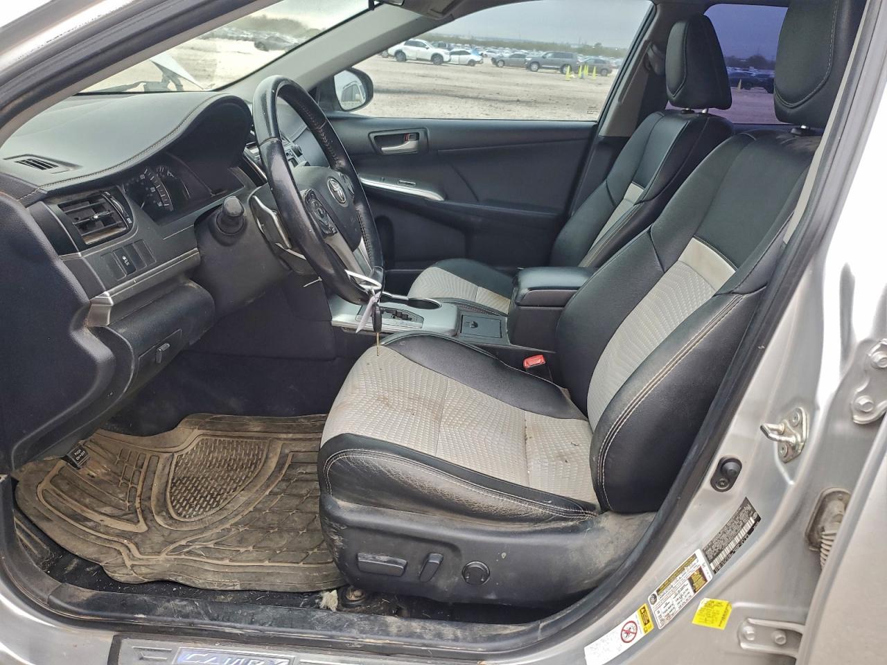 2014 TOYOTA CAMRY L photo 13
