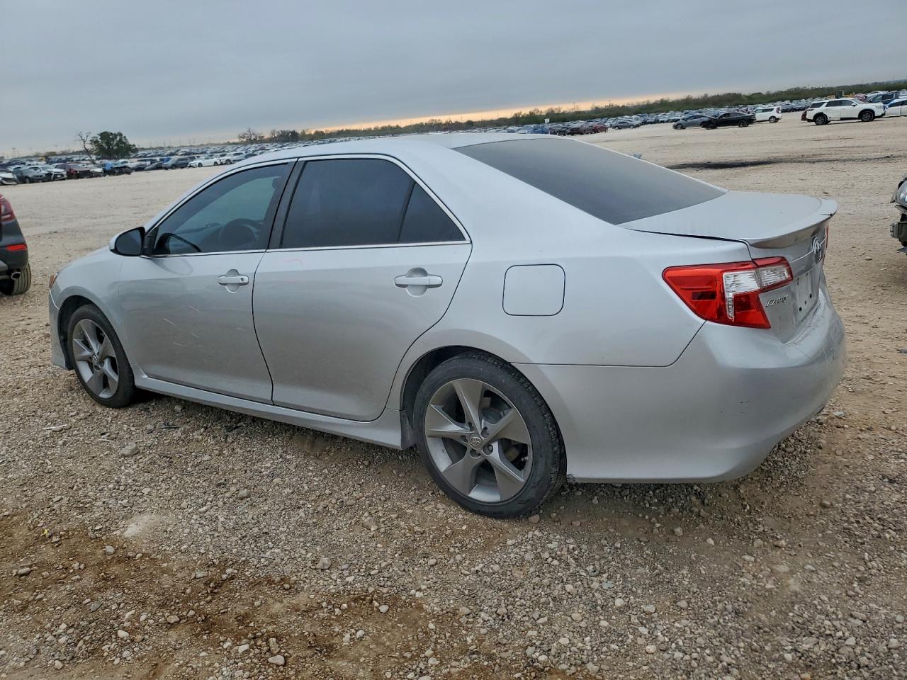 2014 TOYOTA CAMRY L photo 3