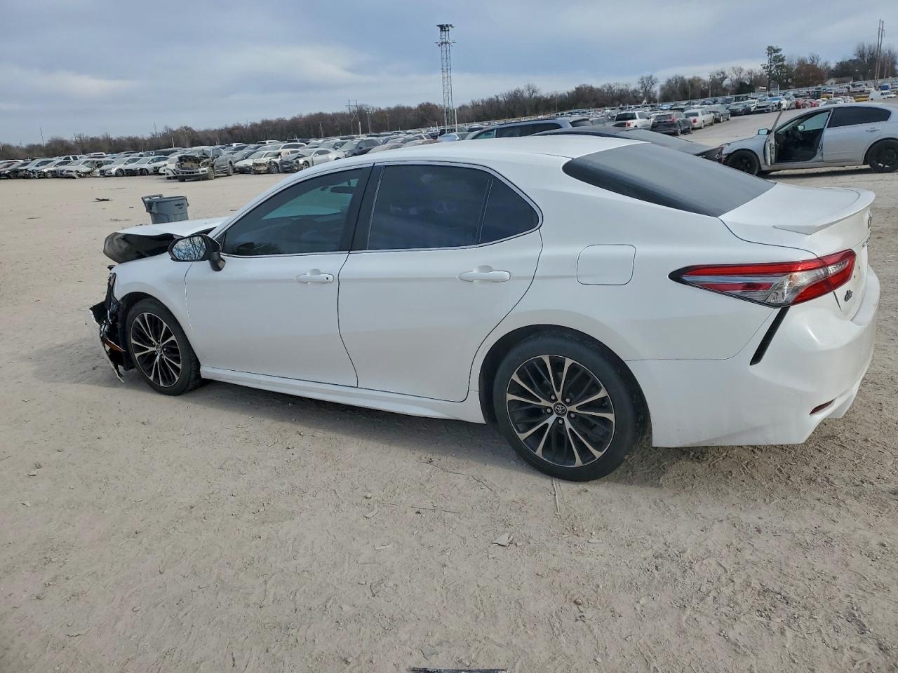 2018 TOYOTA CAMRY L photo 5
