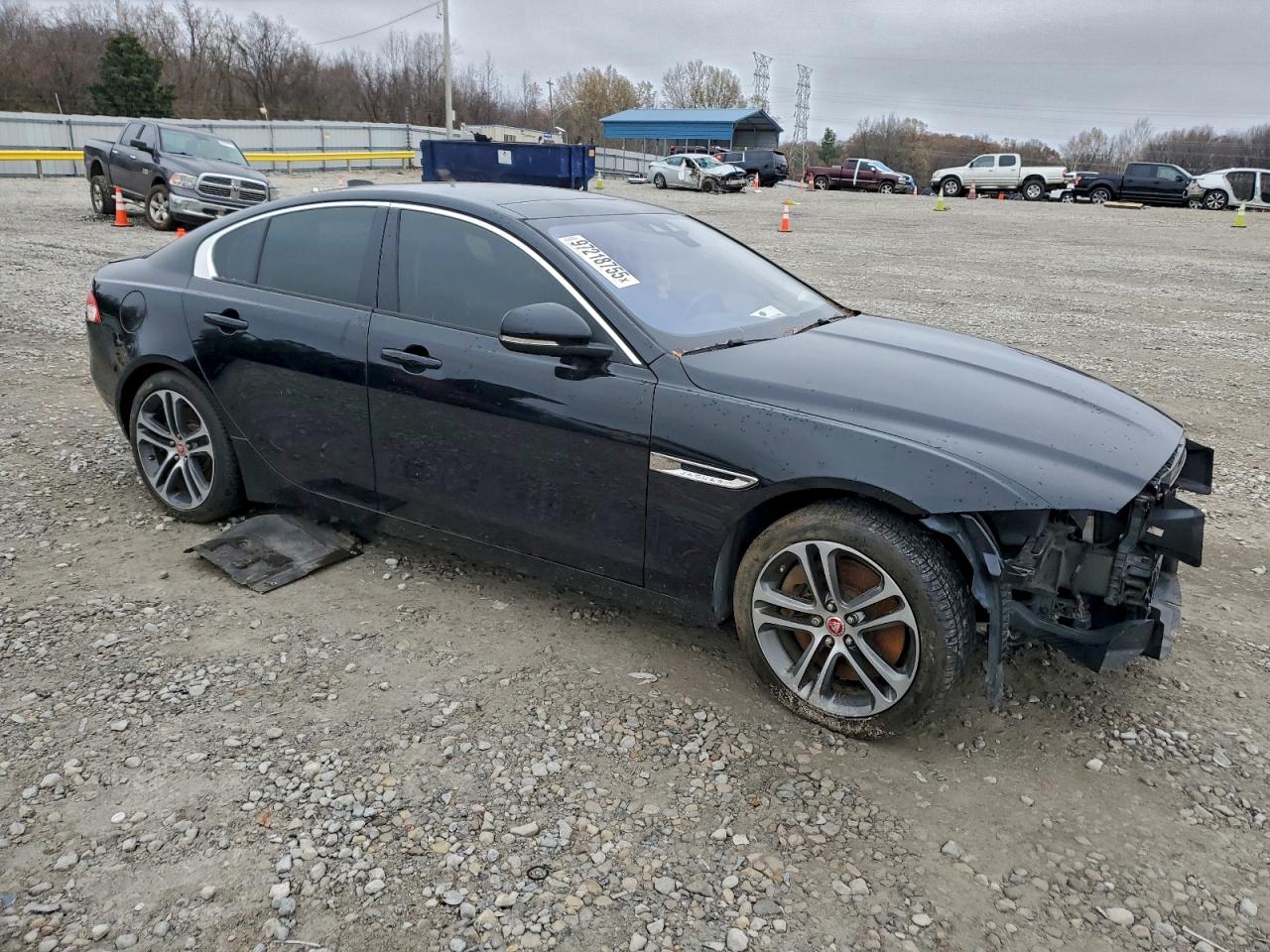 2017 JAGUAR XE PREMIUM photo 4