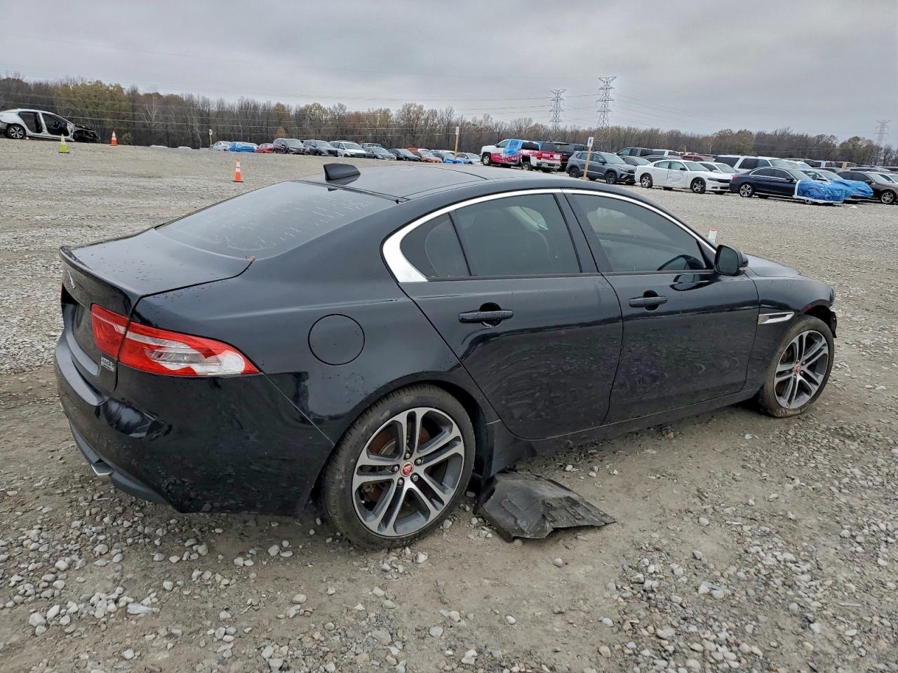 2017 JAGUAR XE PREMIUM photo 3
