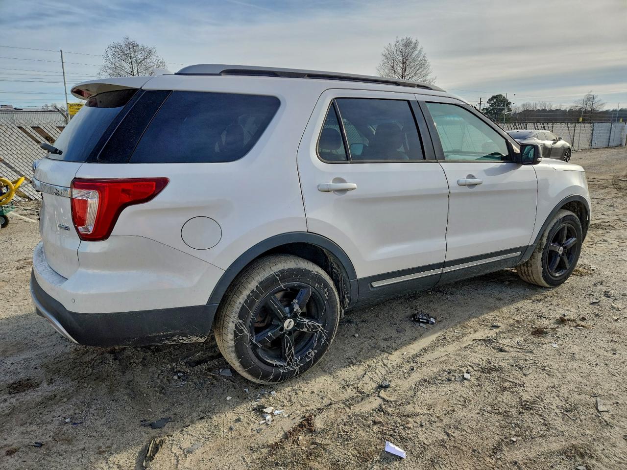 2017 FORD EXPLORER XLT photo 3