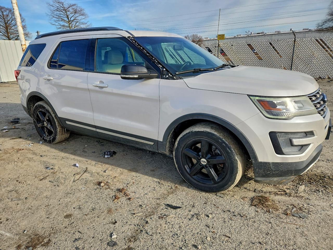 2017 FORD EXPLORER XLT photo 4