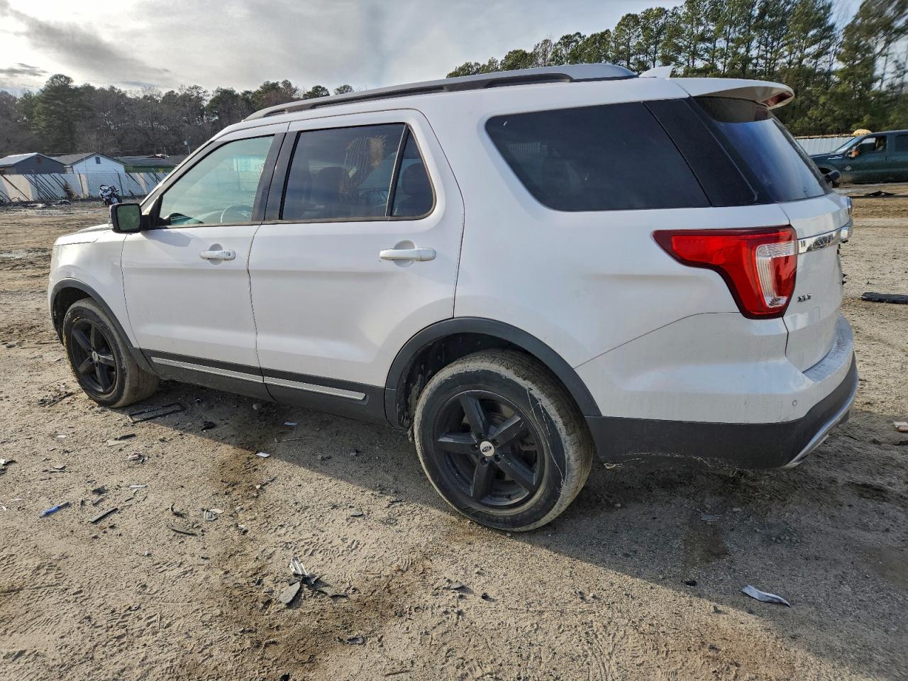 2017 FORD EXPLORER XLT photo 2