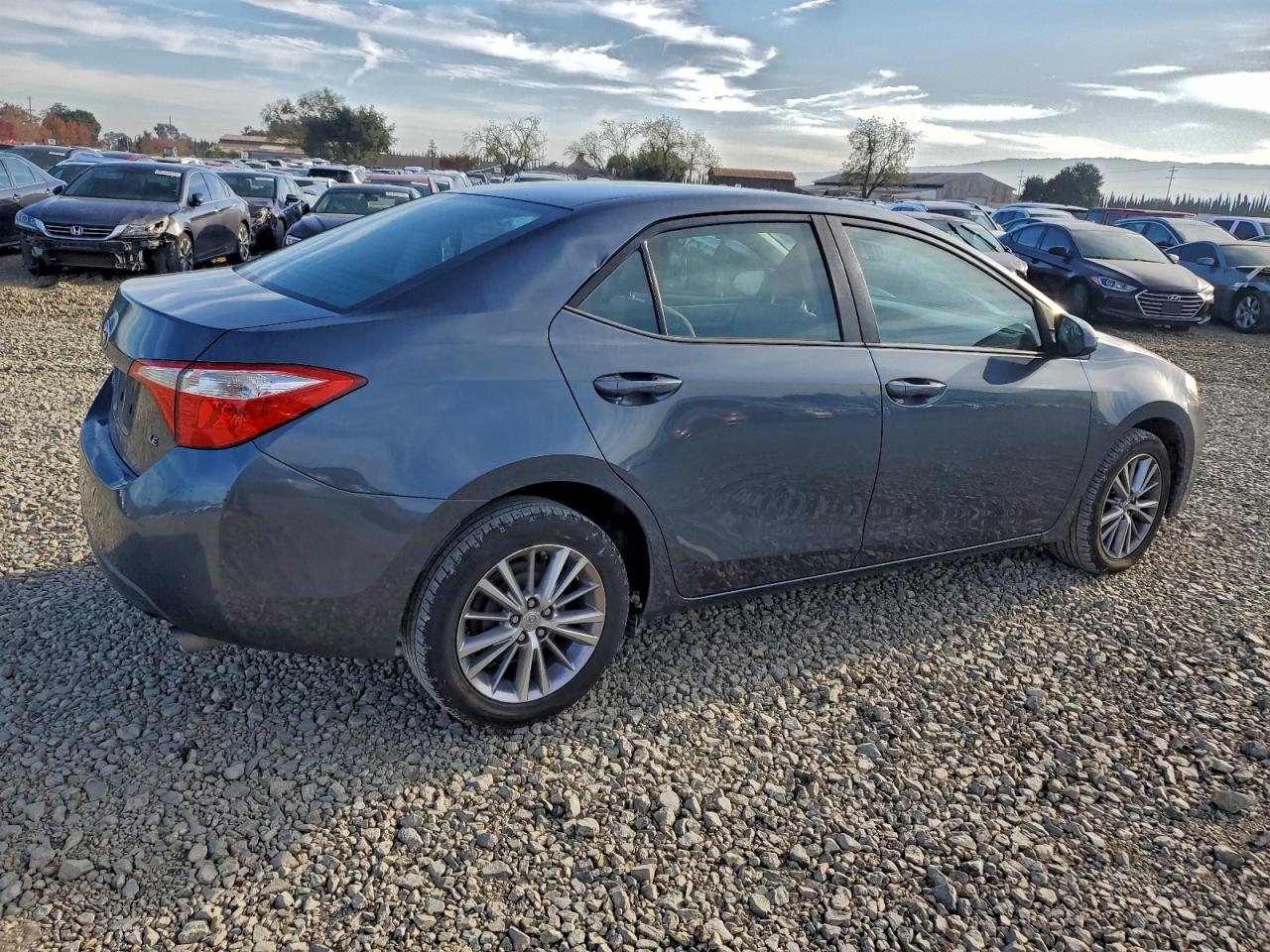 2015 TOYOTA COROLLA L photo 3