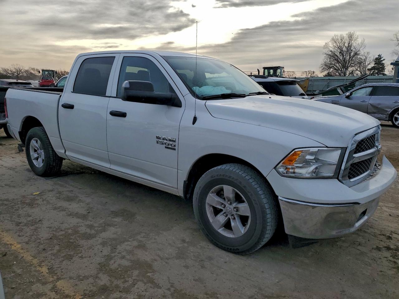 2023 RAM 1500 CLASSIC SLT photo 4