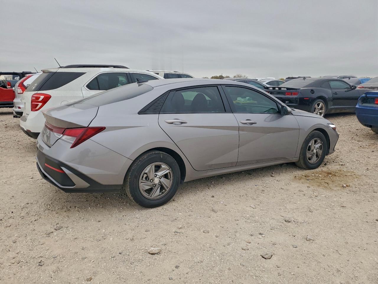 2025 HYUNDAI ELANTRA SE photo 3